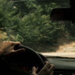 Autofahrer auf einer Landstraße als Symbol für Cannabis und Verkehrssicherheit im Kreis Borken
