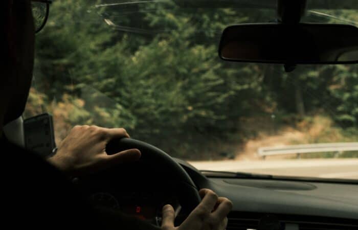Autofahrer auf einer Landstraße als Symbol für Cannabis und Verkehrssicherheit im Kreis Borken
